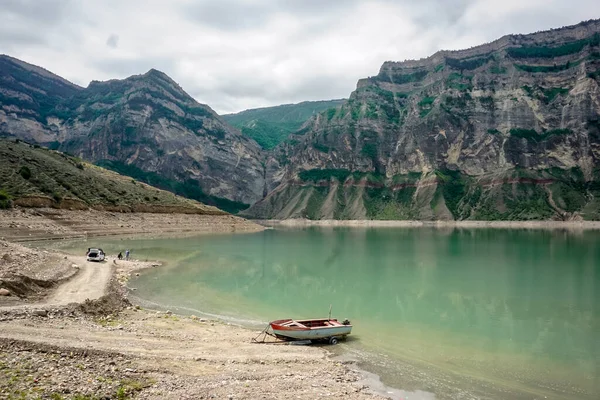 Irganai rezervuarı ve Rusya 'nın Dağıstan cumhuriyetindeki güzel dağlar.
