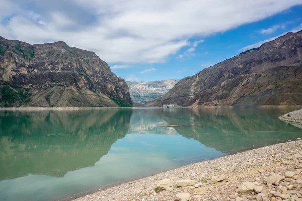 Irganai rezervuarı ve Rusya 'nın Dağıstan cumhuriyetindeki güzel dağlar.