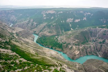 Rusya 'nın Dağıstan cumhuriyetindeki Sulak kanyonunun resimli manzarası