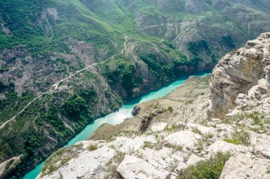 Rusya 'nın Dağıstan cumhuriyetindeki Sulak kanyonunun resimli manzarası