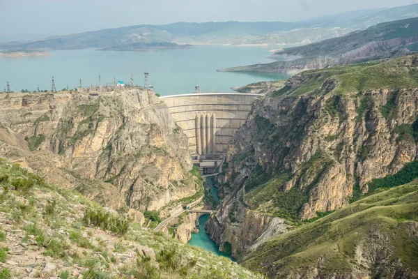 Chirkey hidroelektrik santrali ve Dağıstan Cumhuriyeti 'ndeki Sulak kanyonu.