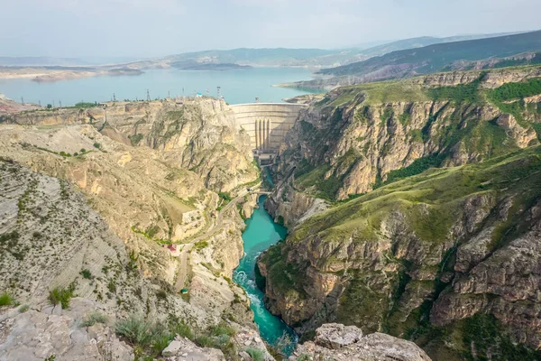 Chirkey hidroelektrik santrali ve Dağıstan Cumhuriyeti 'ndeki Sulak kanyonu.