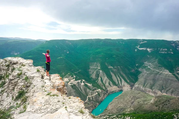 Dağıstan 'daki Sulak kanyonu yakınlarındaki bir kayanın üzerinde gezgin.