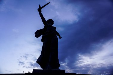 Anavatanın büyük bir heykeli Volgograd 'daki Mamayev tümseğini çağırıyor