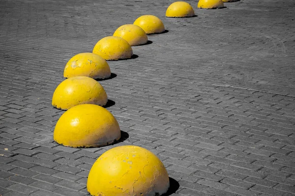 Πολλά Κίτρινα Τσιμεντένια Ημισφαίρια Στο Πεζοδρόμιο — Φωτογραφία Αρχείου