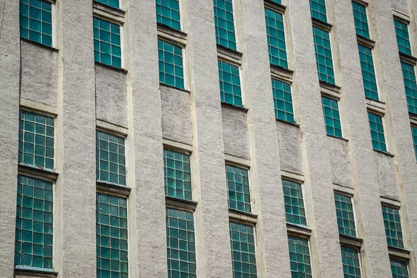 Fasáda Budovy Mnoha Zelenými Okny — Stock fotografie