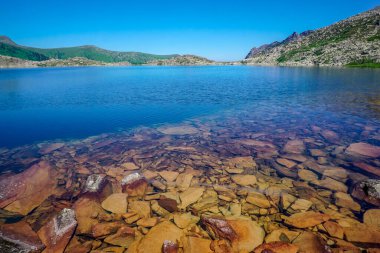 Ergaki doğa koruma alanındaki güzel dağ gölü, Sibirya, Rusya