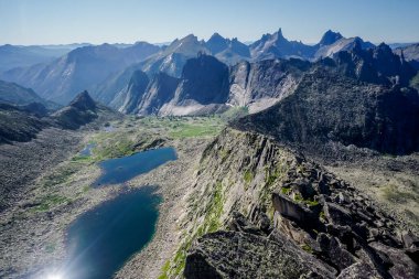 Ergaki Doğal Parkı 'nda yüksek melek manzaralı bir dağ.