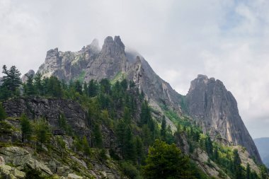 Sayan dağları, Sibirya, Rusya 'daki Ergaki Doğa Rezervi' ndeki Kayalık Kale