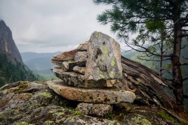 Ergaki Doğa Parkı 'nda gemi şeklinde istiflenmiş taşlar.