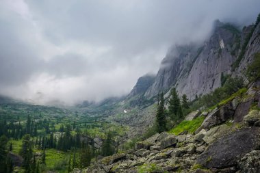 Ergaki doğa koruma alanındaki güzel dağlar ve kayalar, Rusya