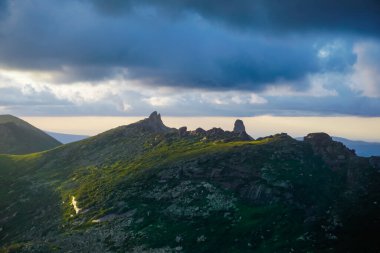 Ergaki doğa koruma alanında gün batımında güzel vadi ve kayalar