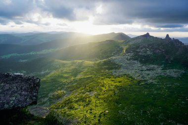 Ergaki doğa koruma alanında gün batımında güzel vadi ve kayalar