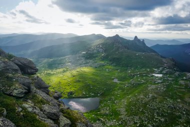 Ergaki doğa koruma alanında gün batımında güzel vadi ve kayalar