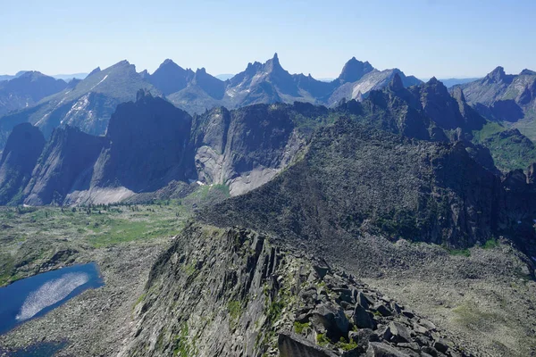 Ergaki Doğal Parkı 'nda yüksek melek manzaralı bir dağ.