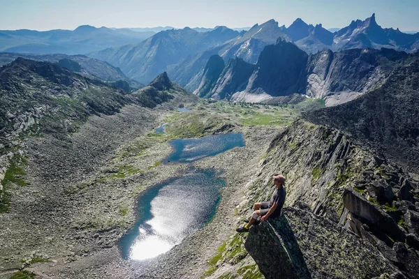 Rusya 'nın Ergaki doğa koruma alanındaki bir dağ yamacında gezgin.