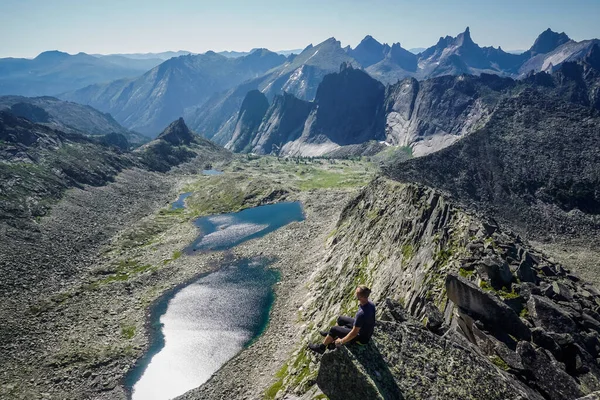 Rusya 'nın Ergaki doğa koruma alanındaki bir dağ yamacında gezgin.