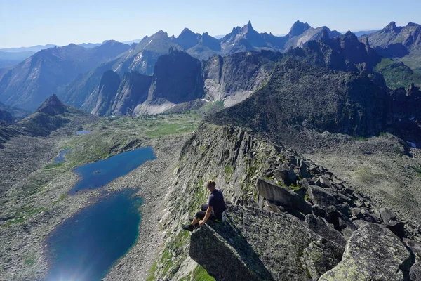 Rusya 'nın Ergaki doğa koruma alanındaki bir dağ yamacında gezgin.