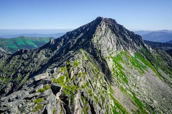 Ergaki doğa koruma alanındaki güzel dağlar ve kayalar, Rusya