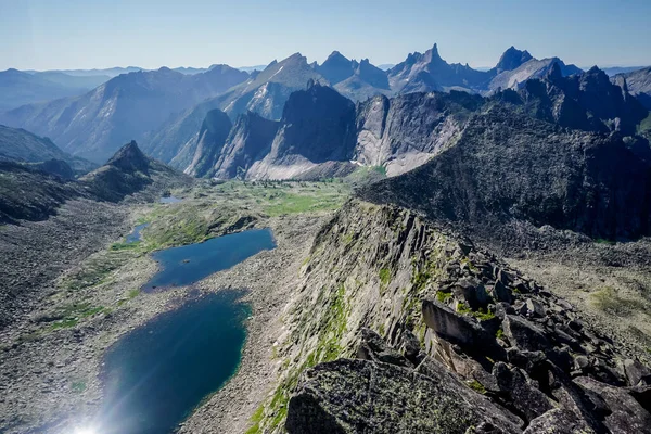Ergaki Doğal Parkı 'nda yüksek melek manzaralı bir dağ.