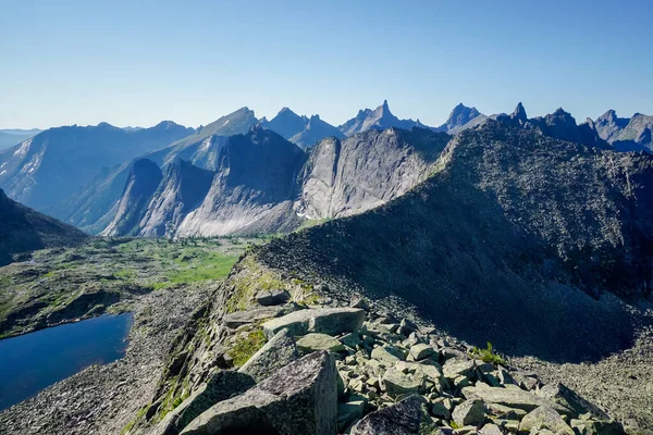 Ergaki Doğal Parkı 'nda yüksek melek manzaralı bir dağ.
