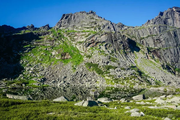 Ergaki doğa koruma alanındaki güzel dağ gölü, Sibirya, Rusya