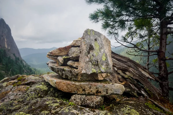 Ergaki Doğa Parkı 'nda gemi şeklinde istiflenmiş taşlar.