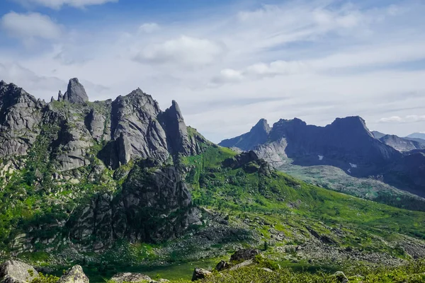 Ergaki doğa koruma alanındaki güzel dağlar ve kayalar, Rusya