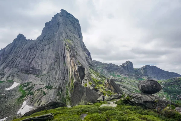 Ergaki doğa koruma alanındaki güzel dağlar ve kayalar, Rusya