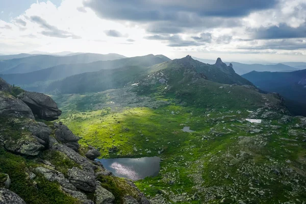 Ergaki doğa koruma alanında gün batımında güzel vadi ve kayalar