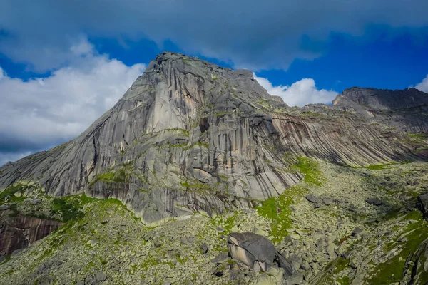 Ergaki doğa koruma alanındaki güzel dağlar ve kayalar, Rusya