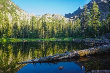 Ergaki doğa koruma alanındaki güzel dağ gölü, Sibirya, Rusya