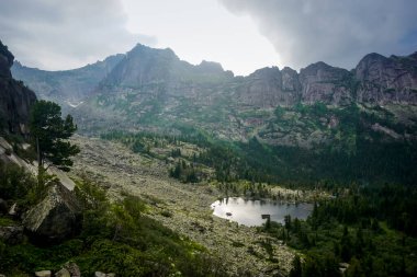 Ergaki Doğal Parkı 'ndaki Sanatçılar Gölü manzarası