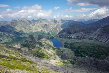 Ergaki doğa koruma alanındaki güzel kayalar ve dağlar, Rusya