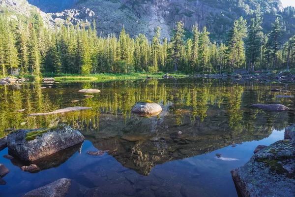 Ergaki doğa koruma alanındaki güzel dağ gölü, Sibirya, Rusya