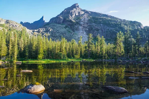 Ergaki doğa koruma alanındaki güzel dağ gölü, Sibirya, Rusya