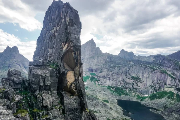 Ergaki doğa koruma alanındaki güzel kayalar ve dağlar, Rusya