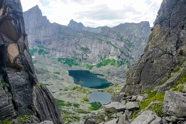 Ergaki Doğal Parkı 'ndaki Renkli Göller Manzarası