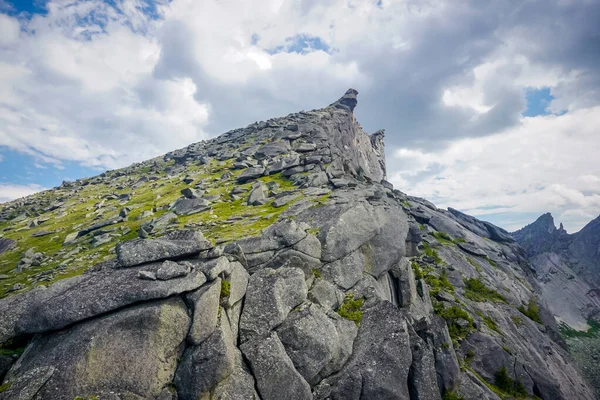 Ergaki doğa koruma alanındaki güzel kayalar ve dağlar, Rusya
