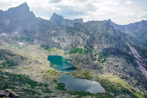 Ergaki Doğal Parkı 'ndaki Renkli Göller Manzarası