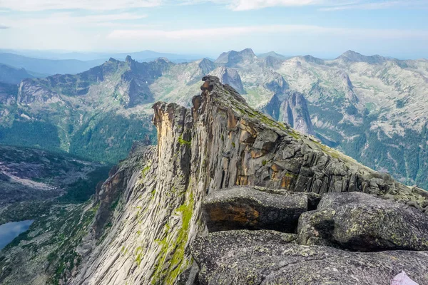 Ergaki doğa koruma alanındaki güzel kayalar ve dağlar, Rusya
