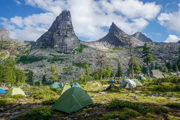 Sayan Dağları 'ndaki Ergaki Doğa Koruma Alanı' ndaki çadır kampı.