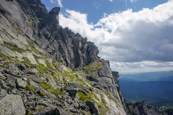 Ergaki doğa koruma alanındaki güzel kayalar ve dağlar, Rusya