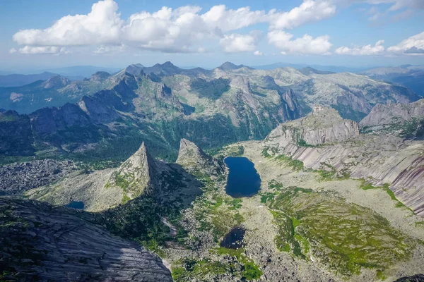 Ergaki doğa koruma alanındaki güzel kayalar ve dağlar, Rusya