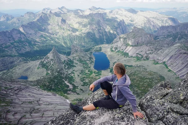 Caminante Cima Una Roca Con Una Hermosa Vista Del Parque —  Fotos de Stock