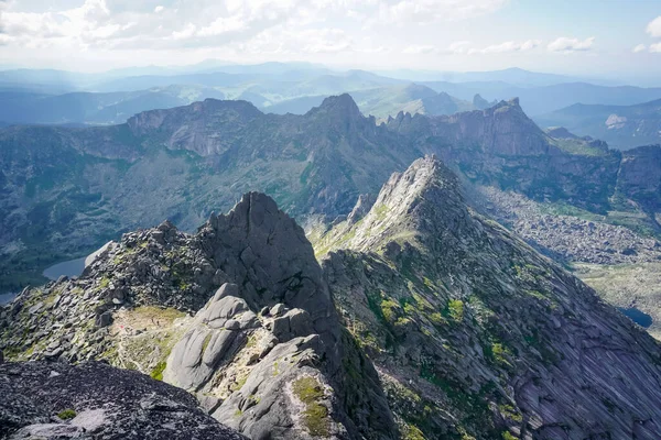 Ergaki doğa koruma alanındaki güzel kayalar ve dağlar, Rusya