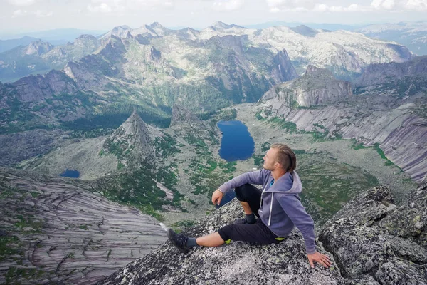 Turista Vrcholu Skály Krásným Výhledem Přírodní Park Ergaki — Stock fotografie