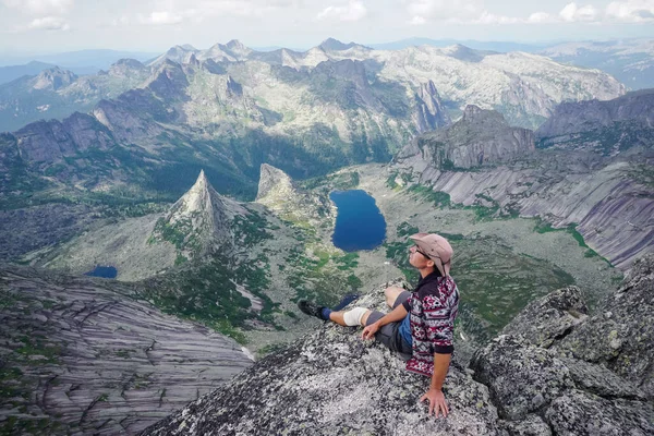 Hiker Atas Batu Dengan Pemandangan Indah Taman Alam Ergaki — Stok Foto