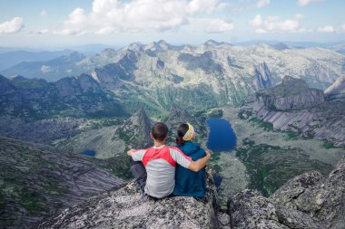 Ergaki, Krasnoyarsk Bölgesi, Rusya - 23 Temmuz 2020: Dağ sırtı yürüyüşçüleri
