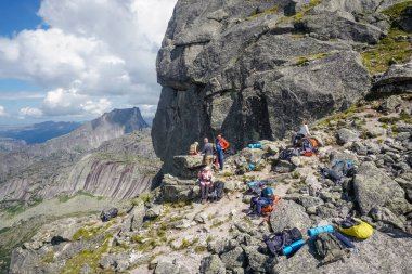 Ergaki, Krasnoyarsk Bölgesi, Rusya - 23 Temmuz 2020: Sayan Dağlarında Yürüyüşçüler